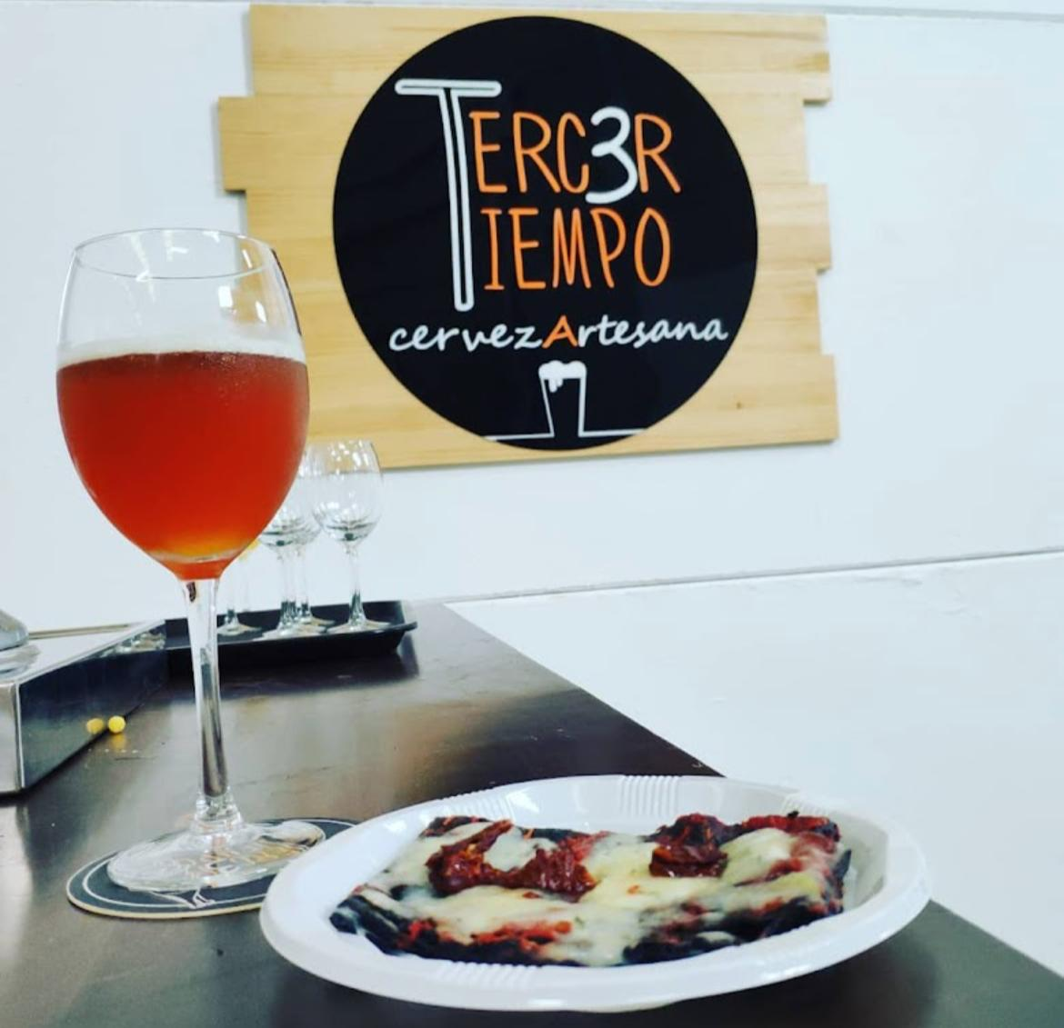 Cartel Tercer Tiempo con copa de cerveza y tapa