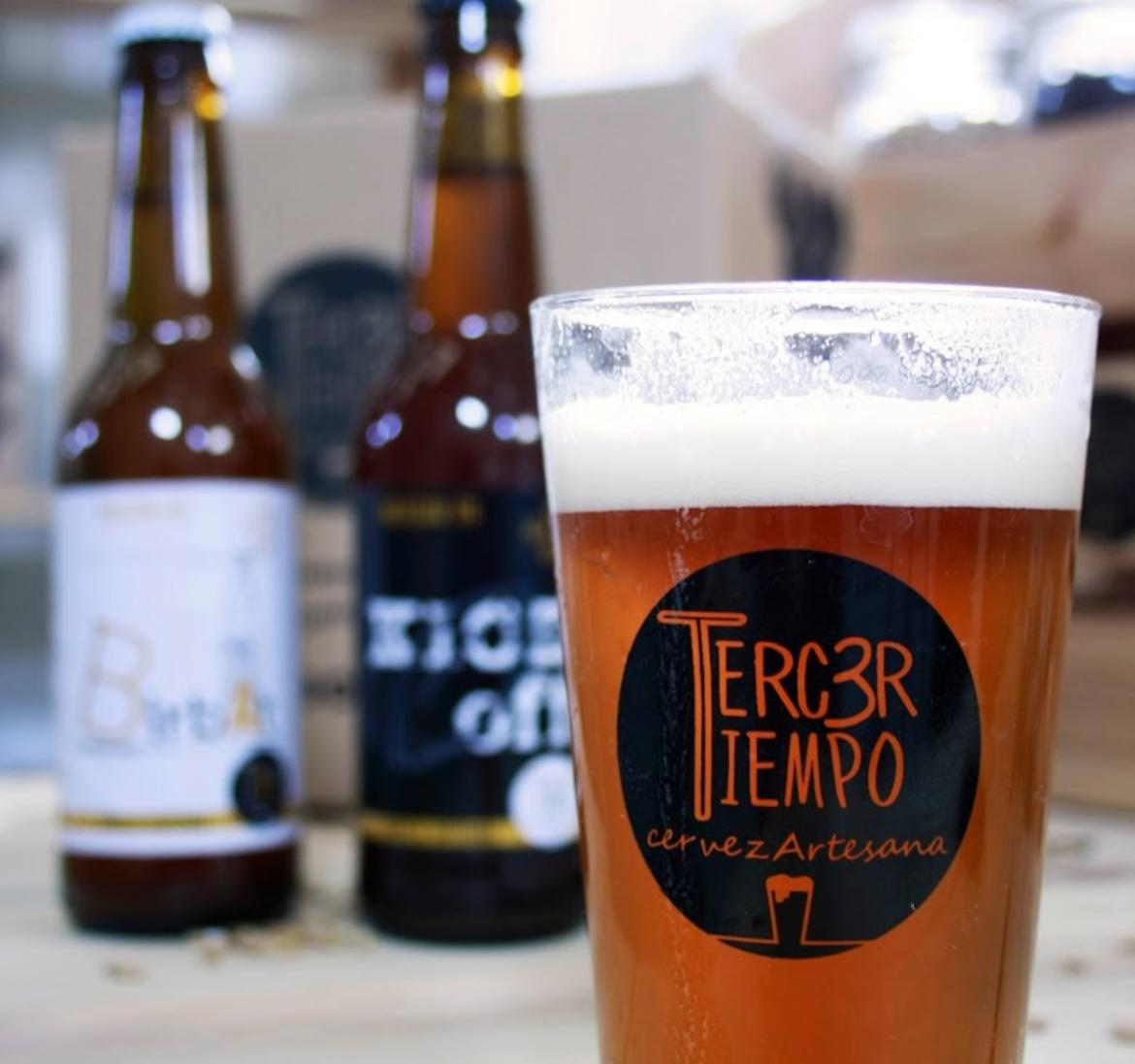 Pinta de cerveza Tercer Tiempo con botellas Kick Off y BirbAt